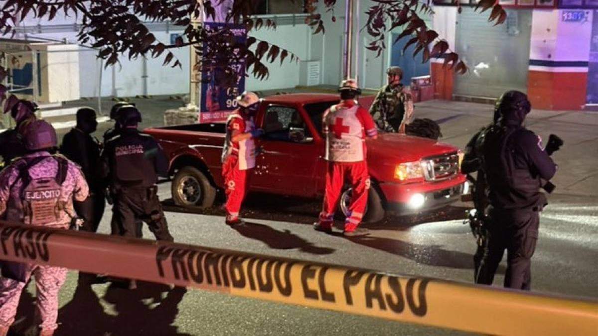 Elementos de seguridad y de la Cruz Roja llegan al lugar de la ejecución del mando policiaco Ricardo Heleno