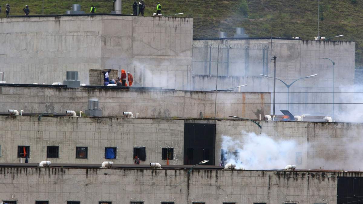 Gas lacrimógeno durante el motín en la cárcel de Turi, en Cuenca, Ecuador
