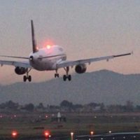 Pasajero apuñala a dos adolescentes con tenedor y simula dispararse; vuelo es desviado a Boston