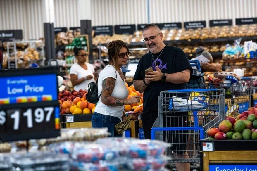 ARCHIVO - Una pareja de compradores se detiene en la sección de comestibles de un Walmart Superstore en Secaucus, Nueva Jersey