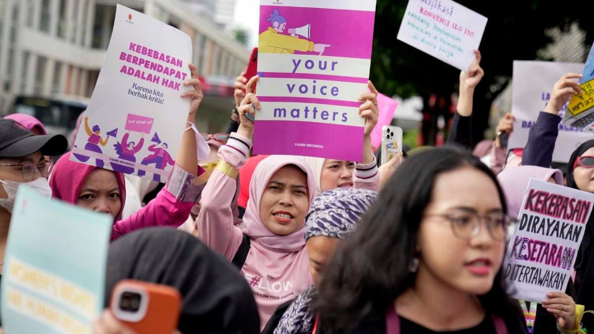 Activistas muestran carteles durante una marcha con motivo del Día Internacional de la Mujer, en Yakarta, Indonesia, el 8 de marzo de 2024