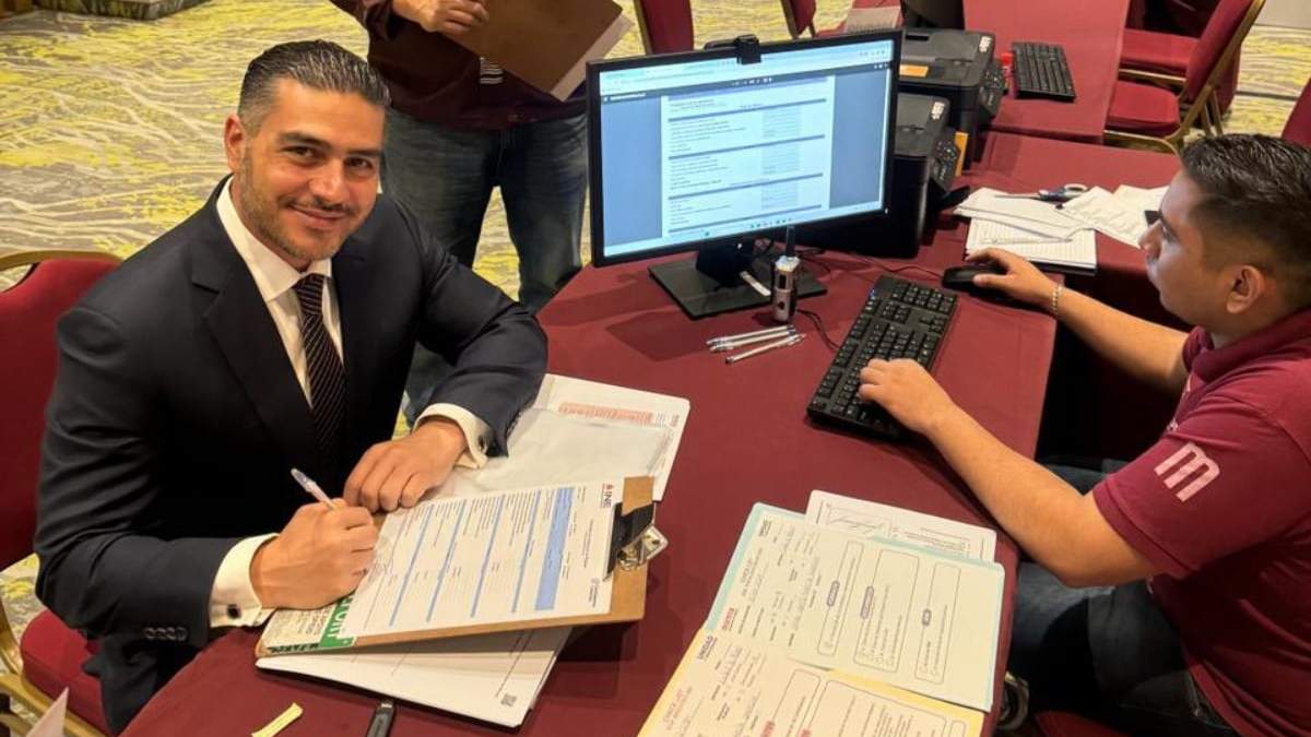 Omar García Harfuch firma su registro para ser candidato al Senado