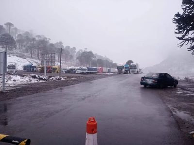 Más de 30 camiones varados en Pino Hachado por condiciones climáticas adversas y cierre del paso fronterizo