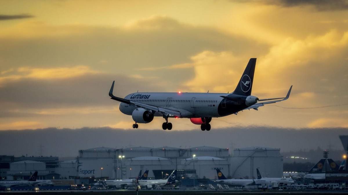 ARCHIVO - Un avión aterriza en el aeropuerto internacional de Fráncfort, Alemania