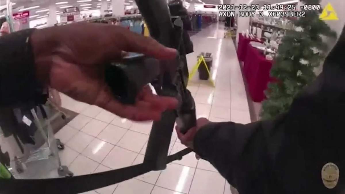 Agentes entran a una tienda donde irrumpió el atacante