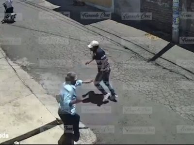Adulto mayor se defiende con machete de asalto y lo comparan con Carlota 'N' | VIDEO