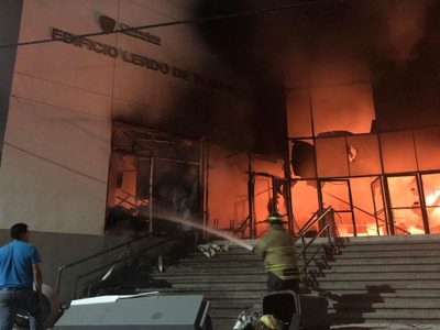 Queman oficinas públicas en Delicias por extracción de agua de presa