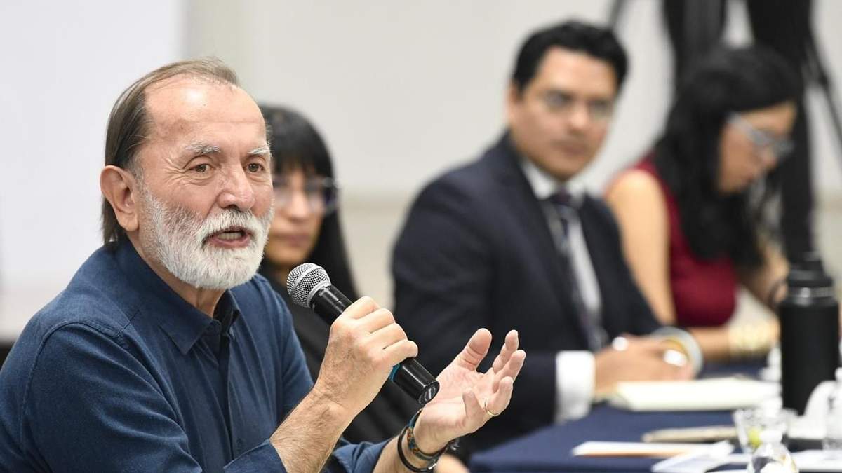 Epigmenio Ibarra en la sesión del Consejo Editorial de la Revista del Consumidor