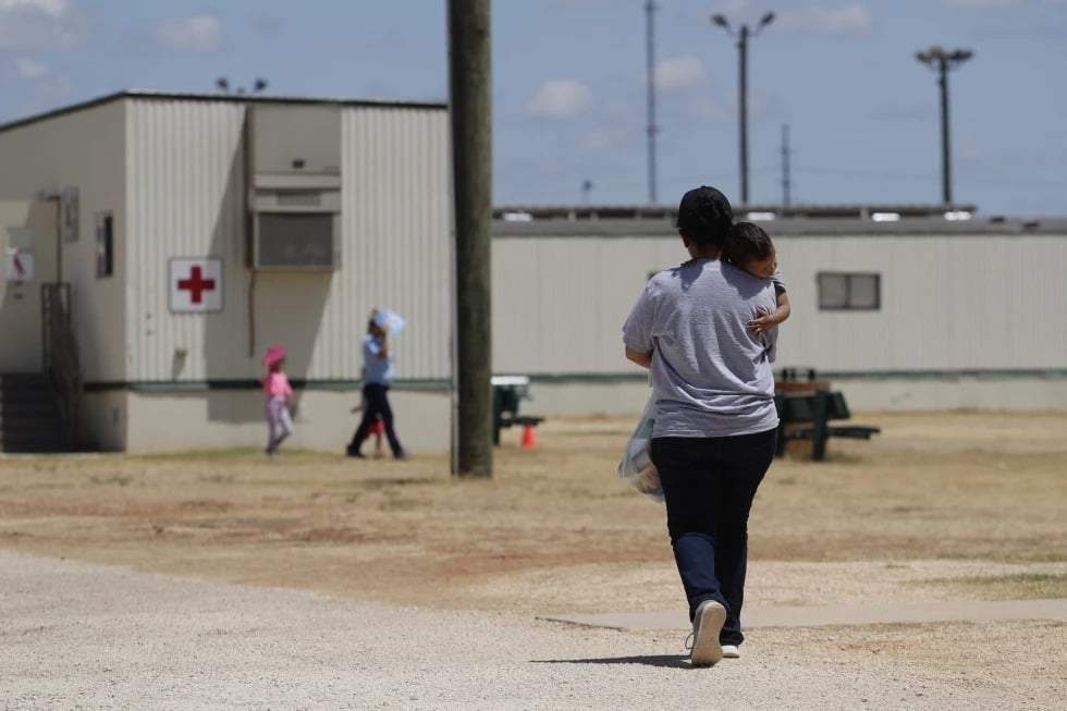 Reabrirán en EU centro de detención de inmigrantes que anteriormente albergaba a familias en Texas