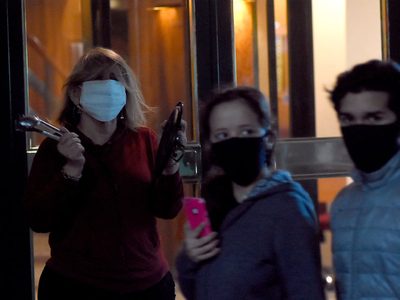 Policías y cacerolazo en Recoleta: denunciaron al DJ de la cuarentena
