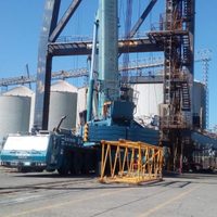 Mueren cuatro obreros al desprenderse parte de una grúa en Veracruz