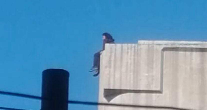 Joven se sentó en la cornisa del puente antes de arrojarse