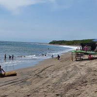 Muere mesero que rescató a una niña atrapada por la corriente en Puerto Vallarta