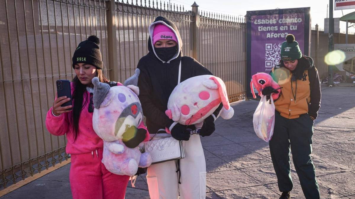 Migrantes en el Puente Internacional Paso del Norte, este lunes