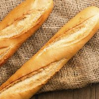 Pan baguette sin amasar y extra crujiente: preparalo así de fácil y tan rico como el de la panadería