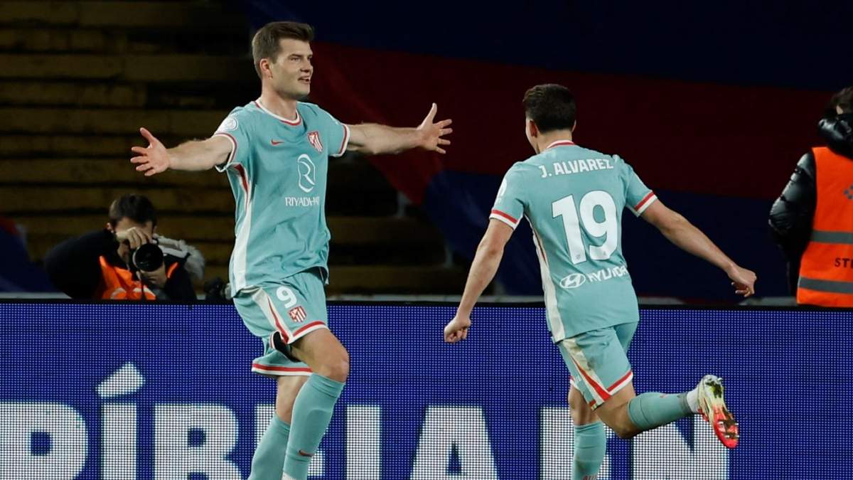 Alexander Sorloth del Atlético de Madrdi y el argentino Julián Álvarez celebran tras anotar en el duelo de semifinales de la Copa del Rey ante el Barcelona el martes 25 de febrero