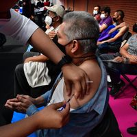 CDMX acelera aplicación de vacunas de refuerzo para personas de 50 a 59; este es el calendario