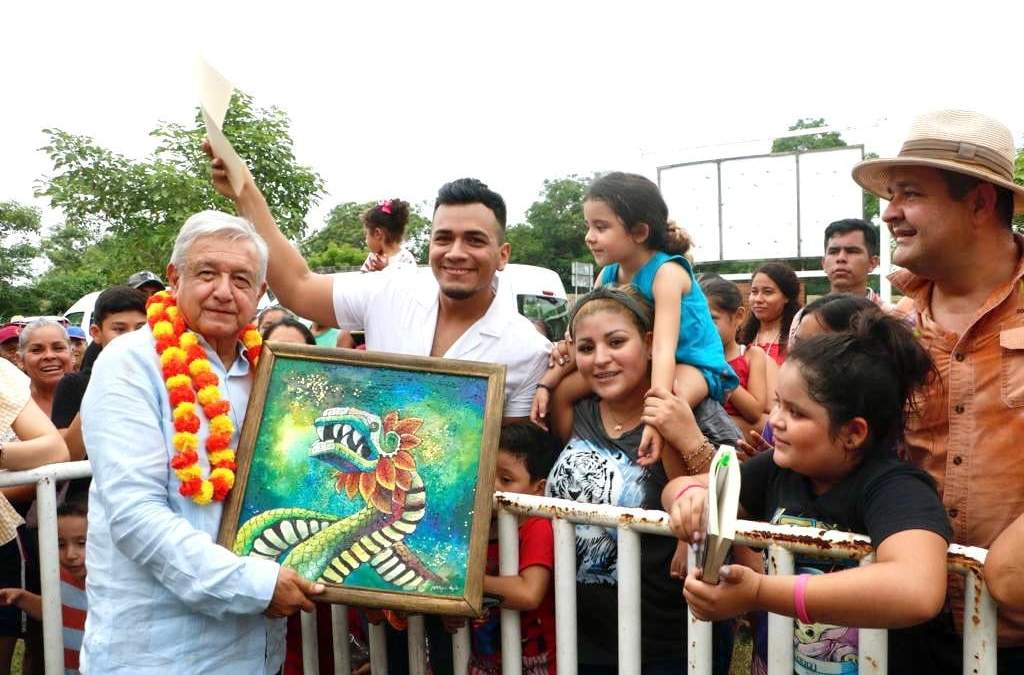 El presidente López Obrador con seguidores en Armería, Colima