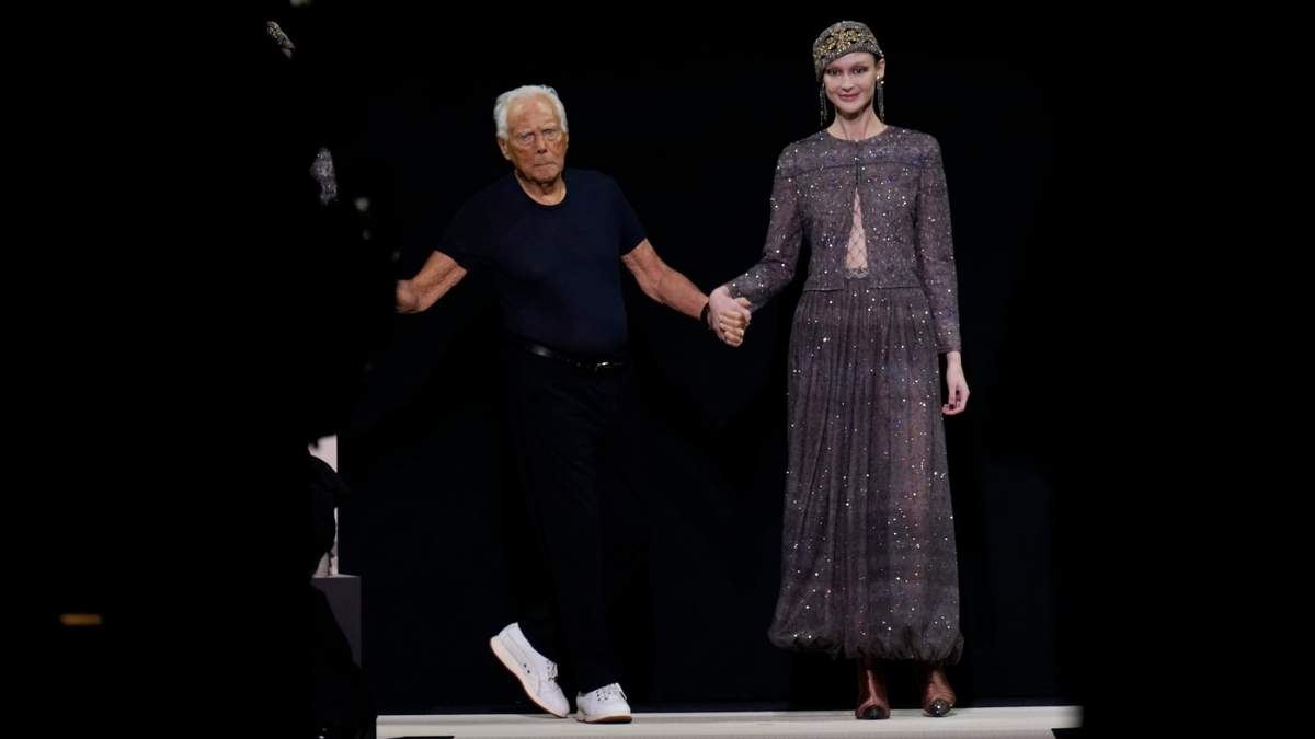 Giorgio Armani agradece los aplausos al final de la colección femenina Otoño/Invierno 2025-2026 de Giorgio Armani presentada en Milán, Italia, el domingo 2 de marzo de 2025