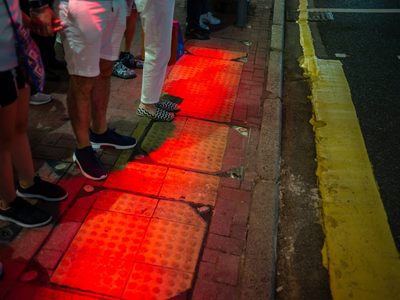 Hong Kong implementa nuevas luces en las veredas para los peatones que no sueltan el teléfono