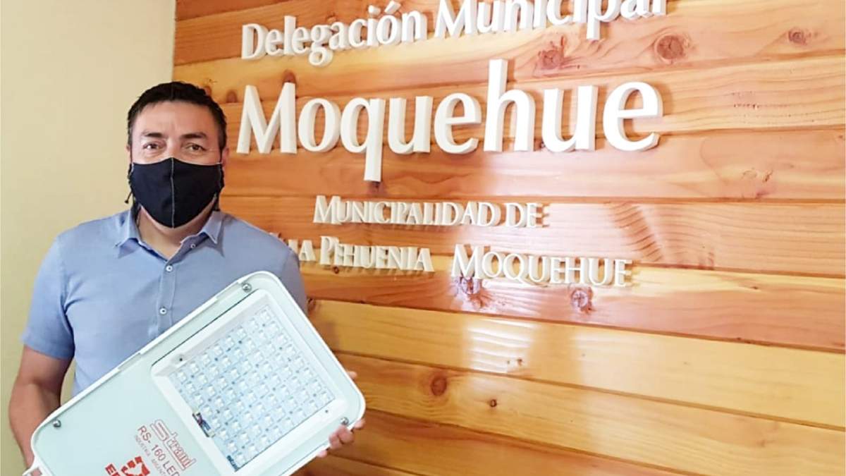 El delegado municipal con las nuevas luminarias led. Fuente: (Twitter).