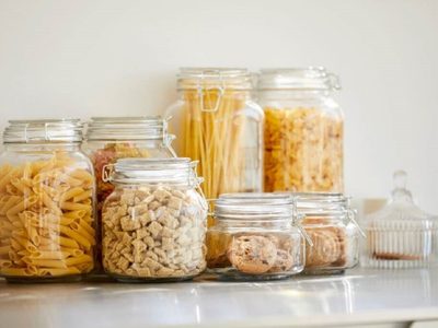 Con 1 producto muy común en casa: así podés quitarle las pegatinas a tus frascos y dejarlos radiantes