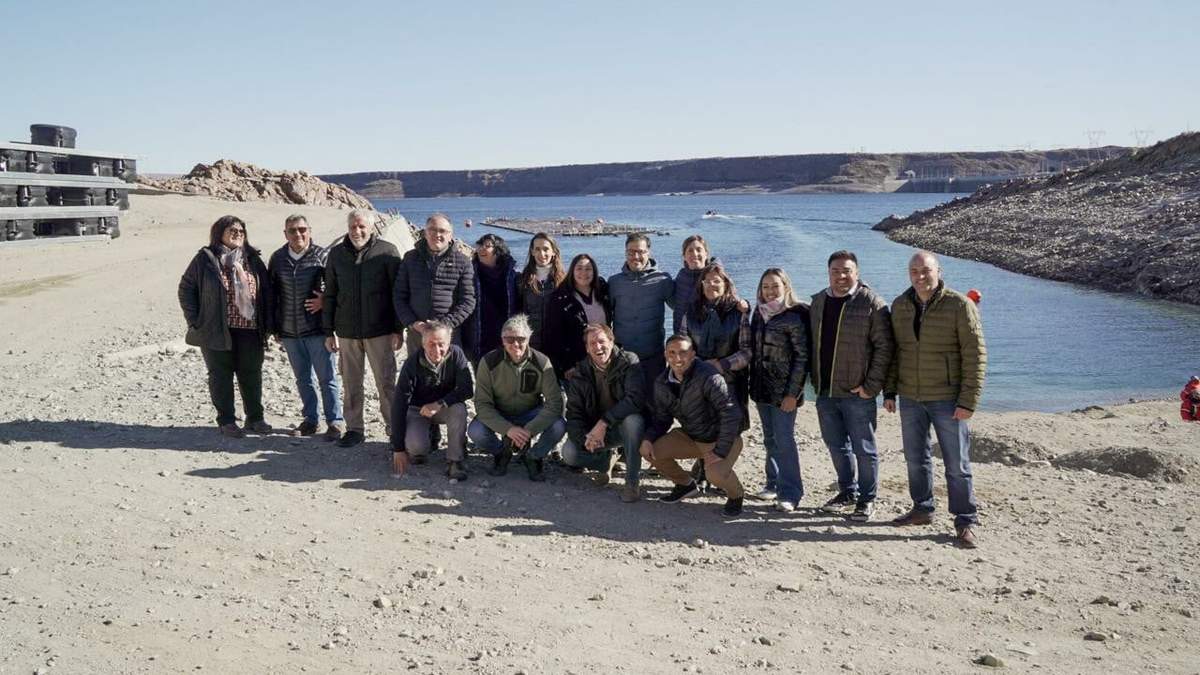 Legisladores y funcionarios provinciales en la planta de Piedra del Águila. Fuente: (Twitter)