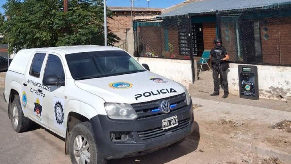 En marzo se concreto el primero de los tres allanamientos a la vivienda de Claudia Epulef. Fuente (Cutral Co al Instante)