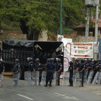 Turistas padecen bloqueo de CNTE en Cerro del Fortín; van a pie o en patrullas a la Guelaguetza