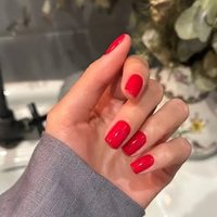 Uñas rojas, elegantes y sin vueltas: el color que eligen las royals que se animan a más