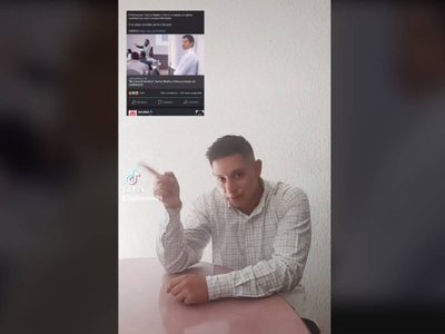 Mesero humillado se burla del influencer Carlos Muñoz; así le respondió