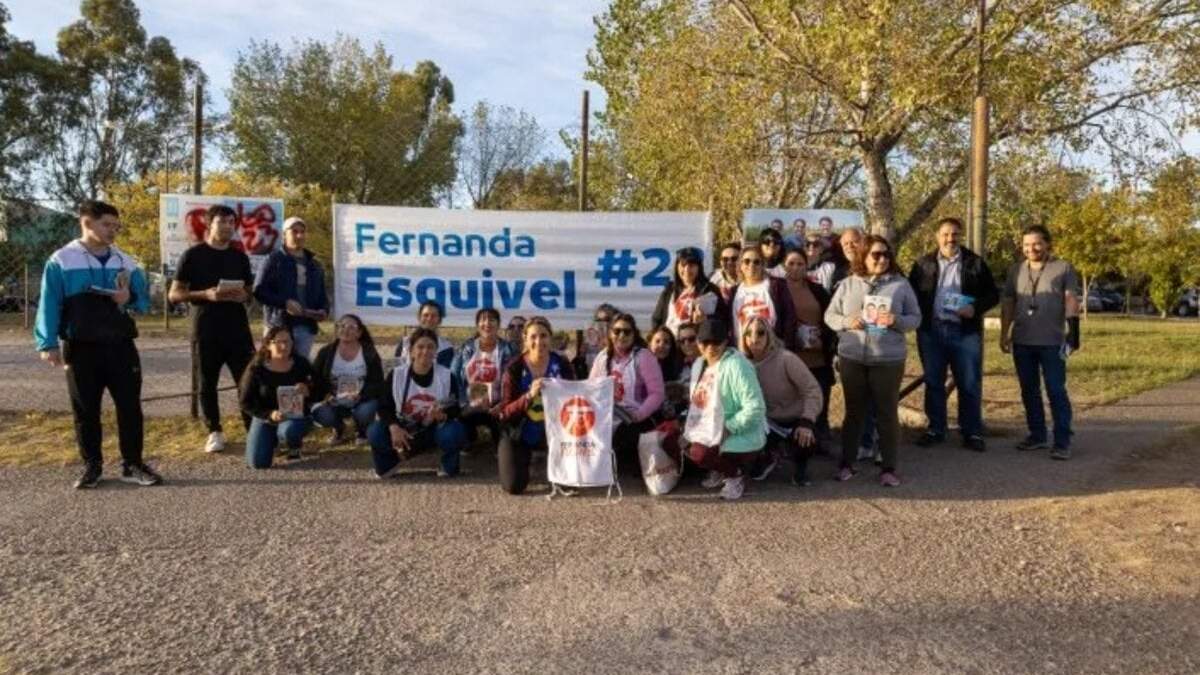 Fernanda Esquivel junto a militantes. Fuente: (Topnoticias).