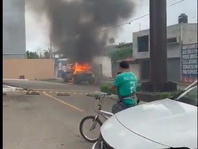 Hombres armados bloquean carreteras y queman vehículos en Uruapan, Michoacán