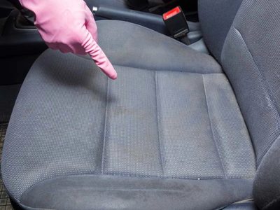 No lo lleves al lavadero: el truco para dejar el tapizado de tu auto como nuevo en menos de 5 minutos