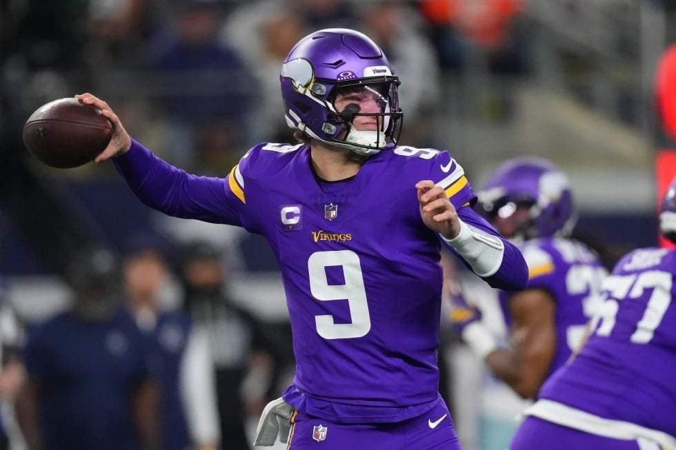 El mariscal de campo de los Minnesota Vikings, JJ McCarthy, lanza un pase durante la primera mitad de un partido de fútbol americano de la NFL contra los Dallas Cowboys el domingo 14 de diciembre de 2025, en Arlington