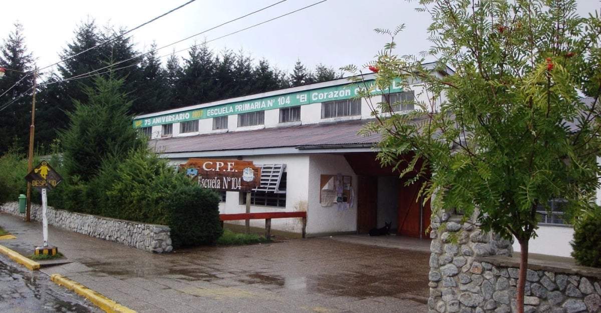 Escuela Primaria Nº 104 en Villa La Angostura. Fuente: (Facebook)