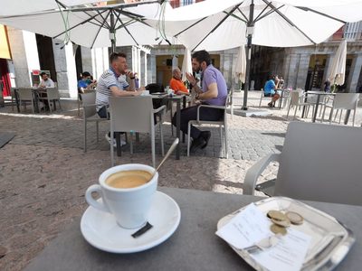 Tras la apertura de los comercios, volvieron los cafés en las terrazas
