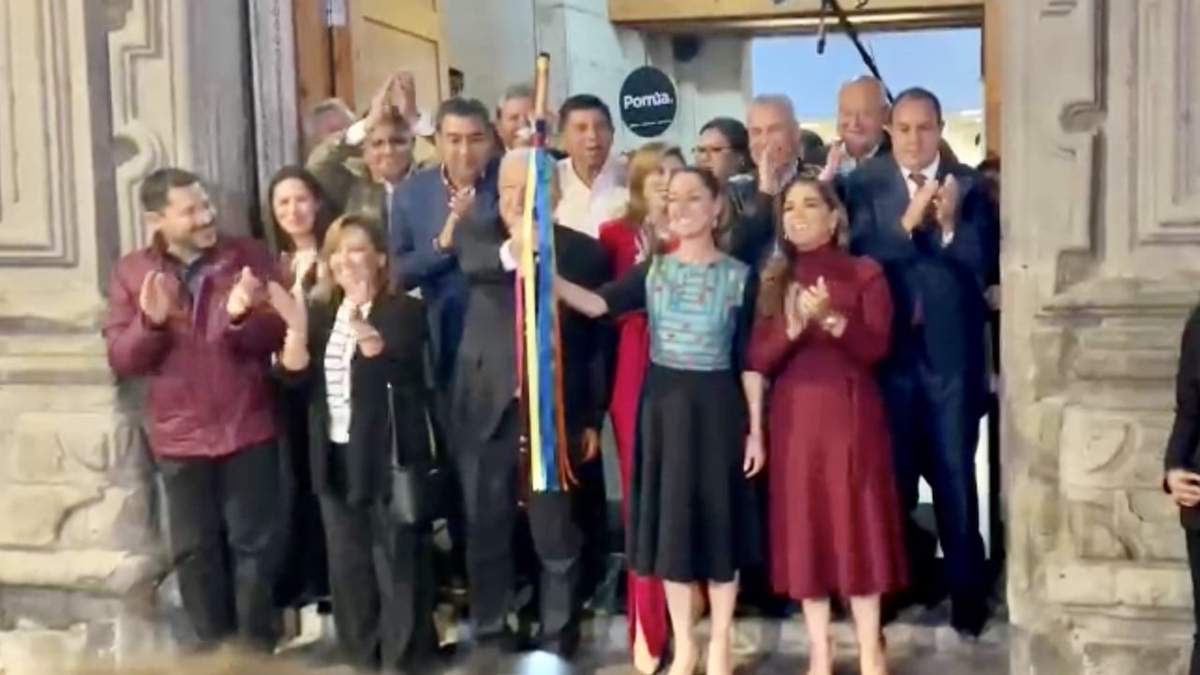 El momento de la entrega del bastón de mando