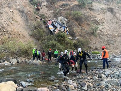 Un colectivo cayó al abismo en Perú: varios muertos