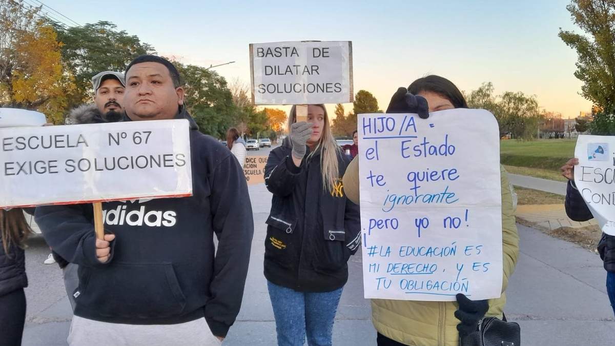 Uno de los tantos reclamos por el estado de las escuelas. Fuente: (La voz del Neuquén)