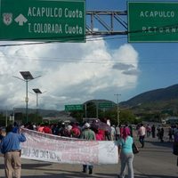 Maestros y normalistas bloquean parcialmente la Autopista del Sol
