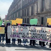 Mujeres protestan afuera de Palacio Nacional durante Conferencia Regional sobre la Mujer