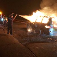Queman una camioneta con personas adentro en la Celaya-Querétaro