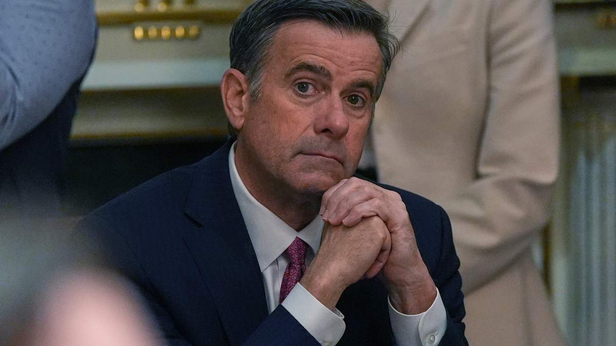 El director de la CIA, John Ratcliffe, escucha durante una reunión de gabinete en la Casa Blanca en Washington