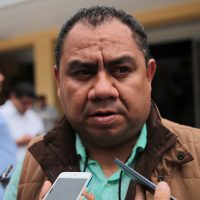 Mineros piden dinero en las calles de Arcelia para pagar el rescate de sus compañeros
