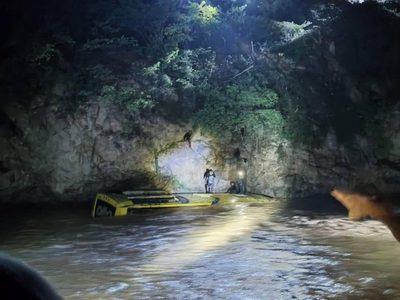 Tragedia en la montaña de Guerrero: un autobús cae al río y mueren ocho personas
