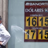 El peso cierra la semana con un alza de 0.19%; el dólar se vende en 17.13 pesos