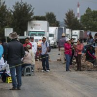 Sección 22 mantiene bloqueos en carreteras pese al arribo de fuerzas federales