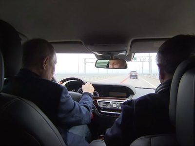 Putin recorre en coche el puente de Crimea en su primera visita a la zona desde la explosión