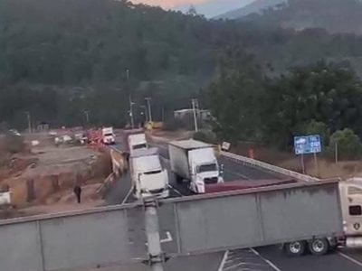 Habitantes de Ziracuaretiro bloquean carreteras por la desaparición de dos personas